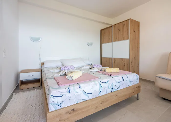 Renoviertes Studio-apartment Nur 120 Meter Zum Mit Meerblick *