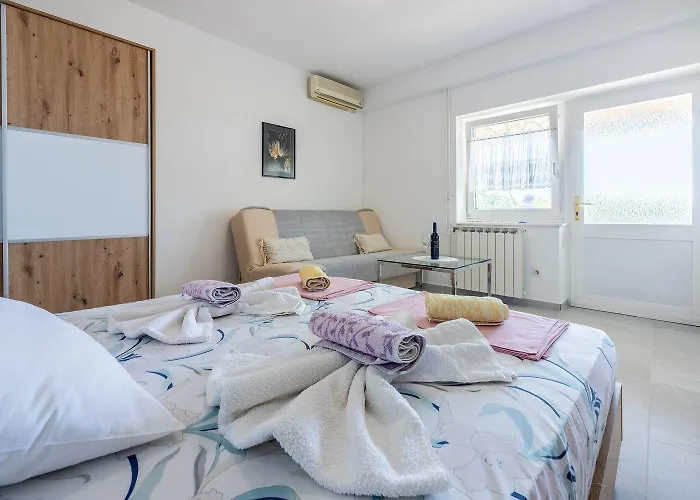Renoviertes Studio-apartment Nur 120 Meter Zum Mit Meerblick Apartmán *