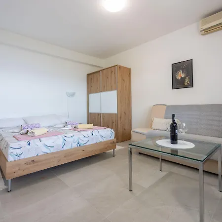 Apartamento Renoviertes Studio-apartment Nur 120 Meter Zum Mit Meerblick