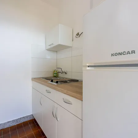 Renoviertes Studio-apartment Nur 120 Meter Zum Mit Meerblick