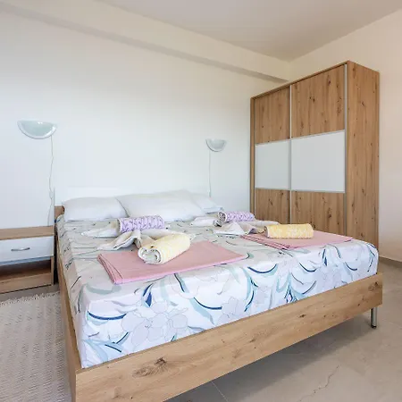 Renoviertes Studio-apartment Nur 120 Meter Zum Mit Meerblick *