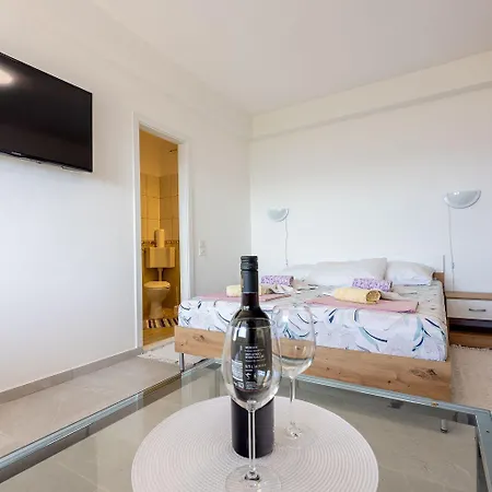 Renoviertes Studio-apartment Nur 120 Meter Zum Mit Meerblick