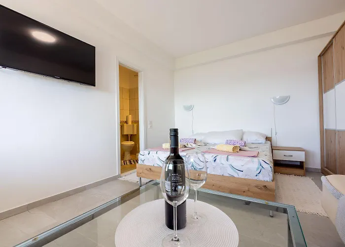 Renoviertes Studio-apartment Nur 120 Meter Zum Mit Meerblick